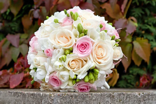 Bouquet de fleurs fraîches pour la cérémonie de mariage. Bouquet de roses blanches, roses, crème pour la cérémonie de mariage . — Photo