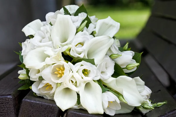 Bouquet of fresh flowers for the wedding ceremony. Bridal bouquet of calla lilies and tulips flowers for the wedding ceremony. — Stock Photo, Image
