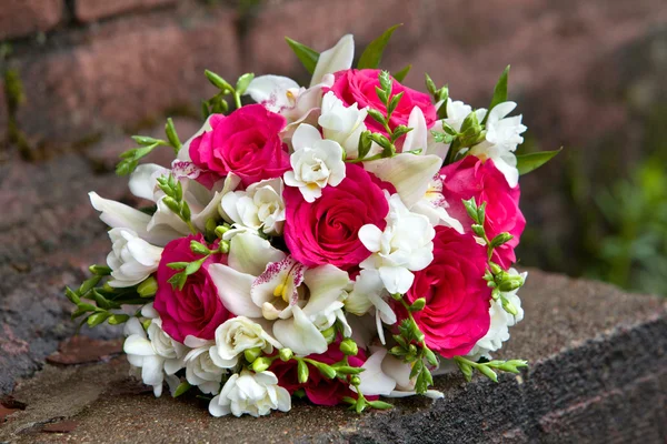 Bouquet of fresh flowers of white and red colors of orchids and roses for a wedding ceremony. — Stock Photo, Image