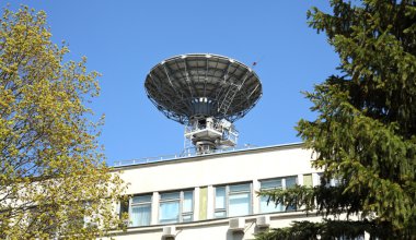 Çatıdaki uydu anteni..