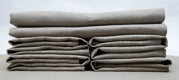 Tovaglioli di lino grigio piegato creativamente . — Foto Stock
