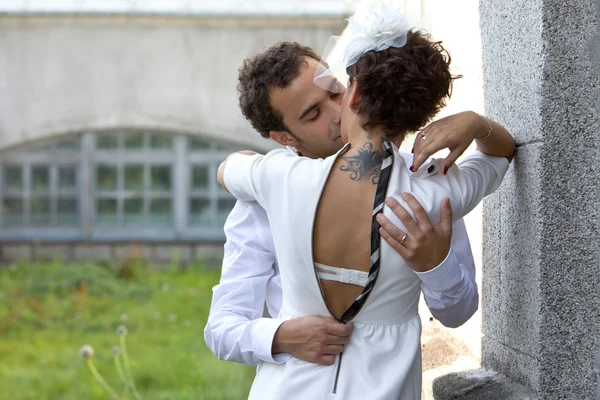 Kvinna med en tatuering kyssar mannen. — Stockfoto