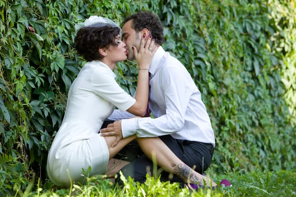 Bride and groom in a kiss. — Stock Photo, Image