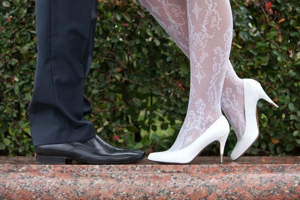 Sposa e sposo scarpe primo piano sul marmo sullo sfondo della natura. Scarpe la sposa e lo sposo. Dettagli matrimonio . — Foto Stock