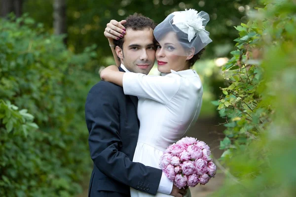 Lyckliga bruden och brudgummen på deras bröllop. bruden och brudgummen omfamna mitt i naturen. — Stockfoto