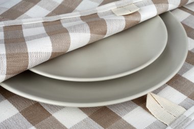 havlu bej ekose ve gri plakalar. mutfak havlu ve levha.