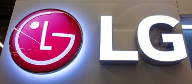 LG logosu. Parlak neon LG işareti. Güney Kore çok uluslu elektronik şirketi, LG Elektronik. Minsk, Belarus - 2 Şubat 2022