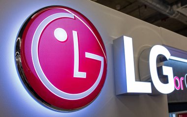 LG logosu. Parlak neon LG işareti. Güney Kore çok uluslu elektronik şirketi, LG Elektronik. Minsk, Belarus - 2 Şubat 2022
