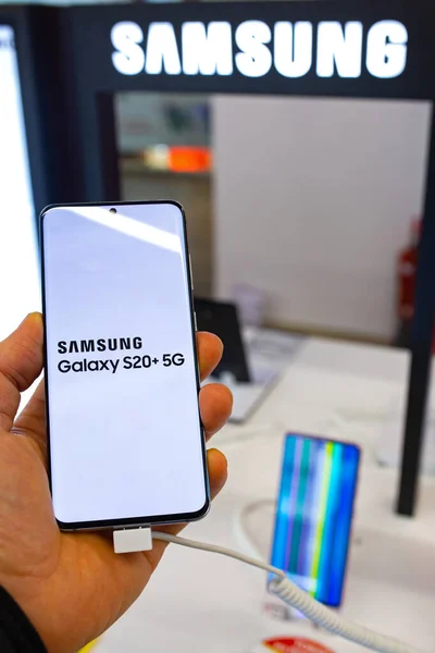 Smartphone Samsung Galaxia Mano Cliente Elegir Teléfono Inteligente Tienda Teléfonos — Foto de Stock