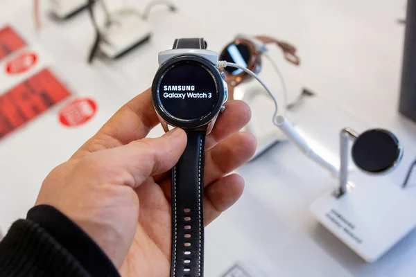 Comprador Viendo Nuevo Modelo Samsung Galaxy Watch Tienda Electrónica Samsung — Foto de Stock