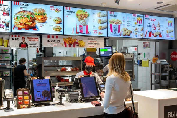 Kfc Fast Food Kentucky Fried Chicken Kfc Die Leute Bestellen — Stockfoto