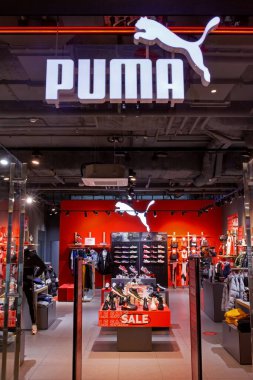 Spor malzemeleri için Puma marka mağazası. Spor ve aktif yaşam tarzları için giysi, ayakkabı, ekipman ve aksesuarlar. Alman spor markası. Minsk, Belarus - Şubat 2022