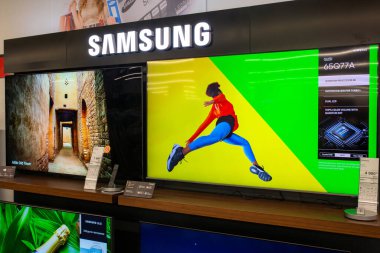 Samsung TV elektronik mağazasında. Minsk, Belarus - Şubat 2022