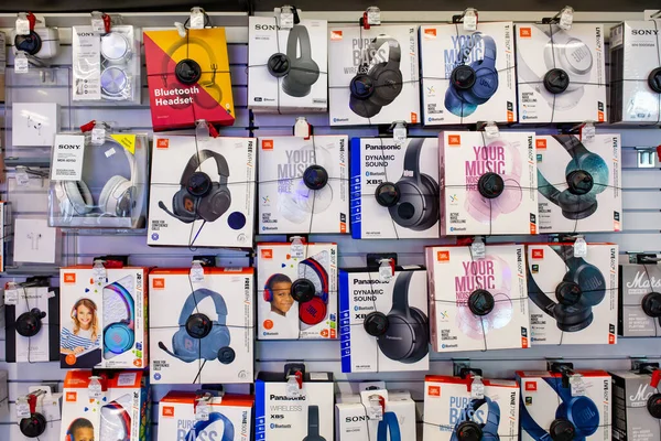 エレクトロニクス店での販売のための異なるブランドの様々なヘッドフォン ベラルーシのミンスク 2022年2月 — ストック写真