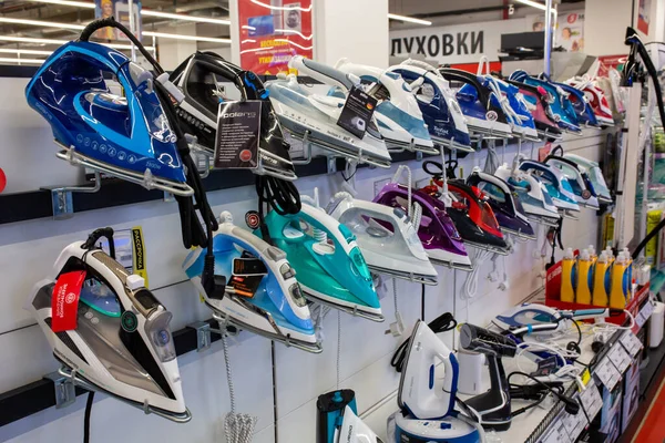 新的电熨斗家用电器商店分配不同的熨斗 白俄罗斯明斯克 2022年2月 — 图库照片