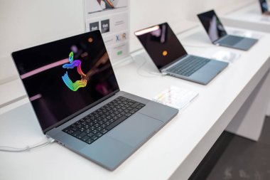 Apple Store 'da yeni Apple Macbook satışı. Minsk, Belarus - Şubat 2022