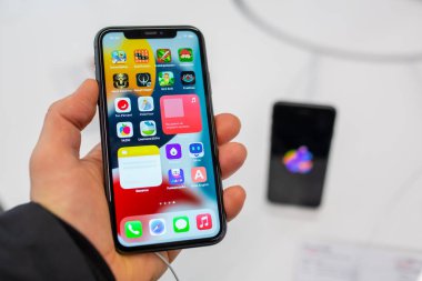 Elindeki akıllı telefon Apple iPhone. Alıcı akıllı telefonu Apple mağazasından seçiyor. Minsk, Belarus - Şubat 2022