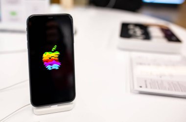 Apple 'ın ekranında Apple logosu olan akıllı telefon iPhone' u Apple mağazasında satılıyor. Minsk, Belarus - Şubat 2022