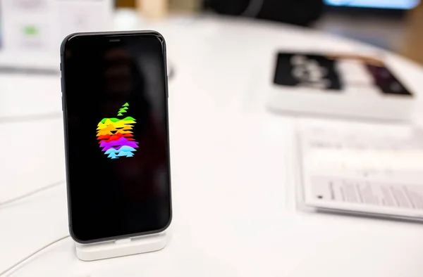 Teléfono Inteligente Apple Iphone Con Logotipo Apple Pantalla Vende Tienda — Foto de Stock