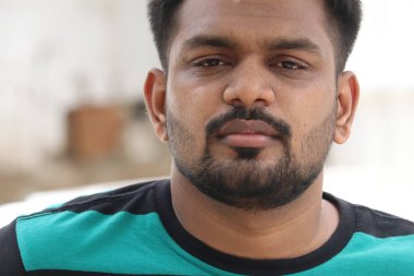 Ekmek görünümlü genç yakışıklı erkekleri yakından izle.