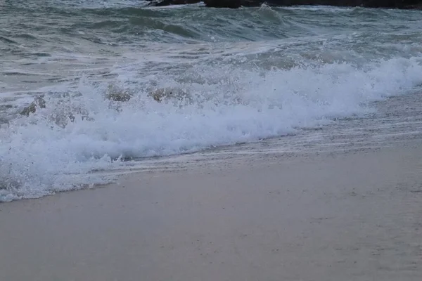 ビーチで新鮮な水の波の近くのビュー — ストック写真