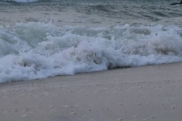 カナカムリ浜に向かって波が来る — ストック写真