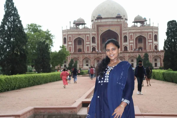 Beautiful Asian Girl Posing Her Mughal Emperor Humayun Delhi India — Stock Photo, Image