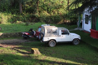 Yoldaki ve dağlardaki araba