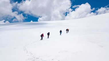 Buzul tropikal de Qelqaya, en Cusco Per- distrito de Pitimarca - Turistas caminando en el nevado