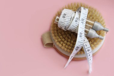 Kilo kaybı için anti-selülit masajı için masaj fırçası, masaj yağı ve bel ölçümü için bir santimetre.