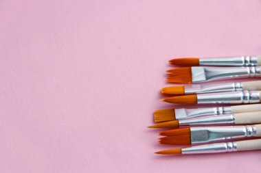 Pembe arka plan üzerine çizim yapmak için fırçalar.