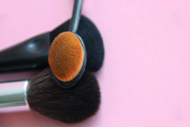 hafif arkaplanda makyaj fırçaları