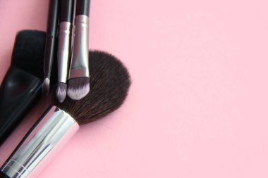 hafif arkaplanda makyaj fırçaları