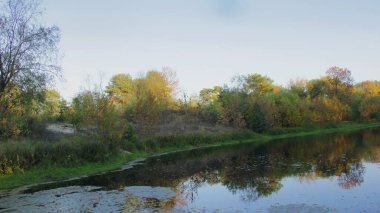Sonbaharda göl. Parkta sonbahar. Gölü olan sonbahar manzarası