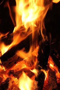 Barbekü ızgarasında yangın. Şöminede yanan bir ateş. Şöminede yangın var.