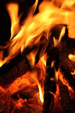 Barbekü ızgarasında yangın. Şöminede yanan bir ateş. Şöminede yangın var.