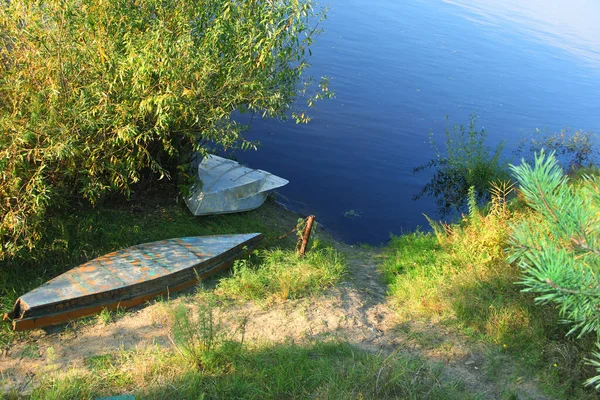 Flodens Landskap Hösten Båtar Flodstranden — Stockfoto