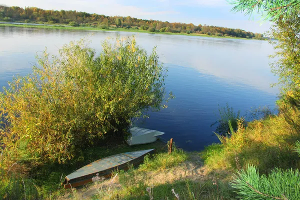 Flodens Landskap Hösten Båtar Flodstranden — Stockfoto