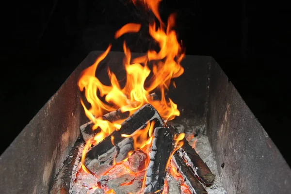 Fuoco Nella Griglia Barbecue Fuoco Che Brucia Nel Camino Fuoco — Foto Stock