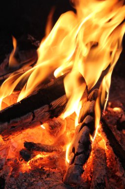 Barbekü ızgarasında yangın. Şöminede yanan bir ateş. Şöminede yangın var.