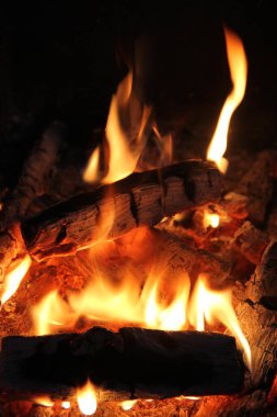 Barbekü ızgarasında yangın. Şöminede yanan bir ateş. Şöminede yangın var.