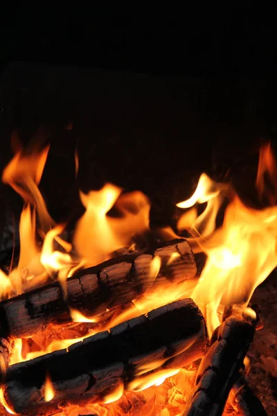 Barbekü Izgarasında Yangın Şöminede Yanan Bir Ateş Şöminede Yangın Var — Stok fotoğraf