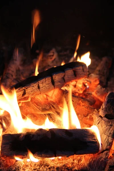 Fuoco Nella Griglia Barbecue Fuoco Che Brucia Nel Camino Fuoco — Foto Stock