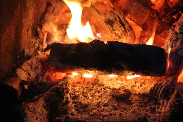 Barbekü Izgarasında Yangın Şöminede Yanan Bir Ateş Şöminede Yangın Var — Stok fotoğraf