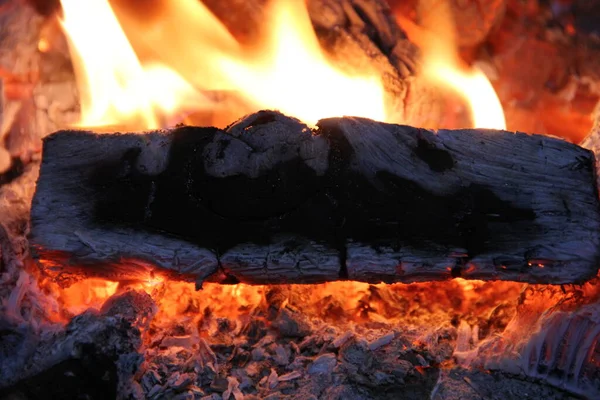 Barbekü Izgarasında Yangın Şöminede Yanan Bir Ateş Şöminede Yangın Var — Stok fotoğraf
