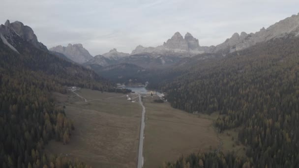 Панорамний Вид Гірський Пейзаж Блакитним Небом — стокове відео