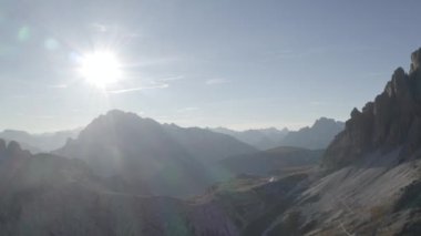 mavi gökyüzü ile dağ manzarası panorama