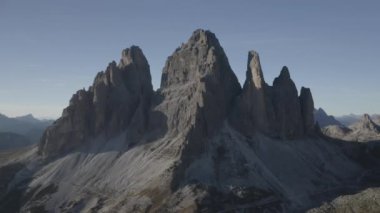 mavi gökyüzü ile dağ manzarası panorama