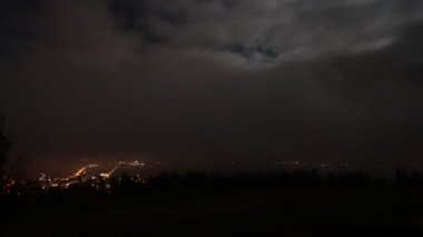 Dağ manzarası sisli kulesi