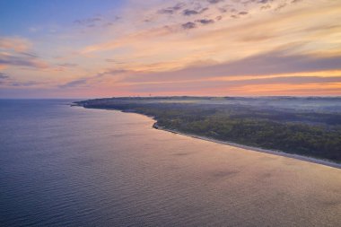 Danimarka adasında tepelerin ve günbatımının manzarası